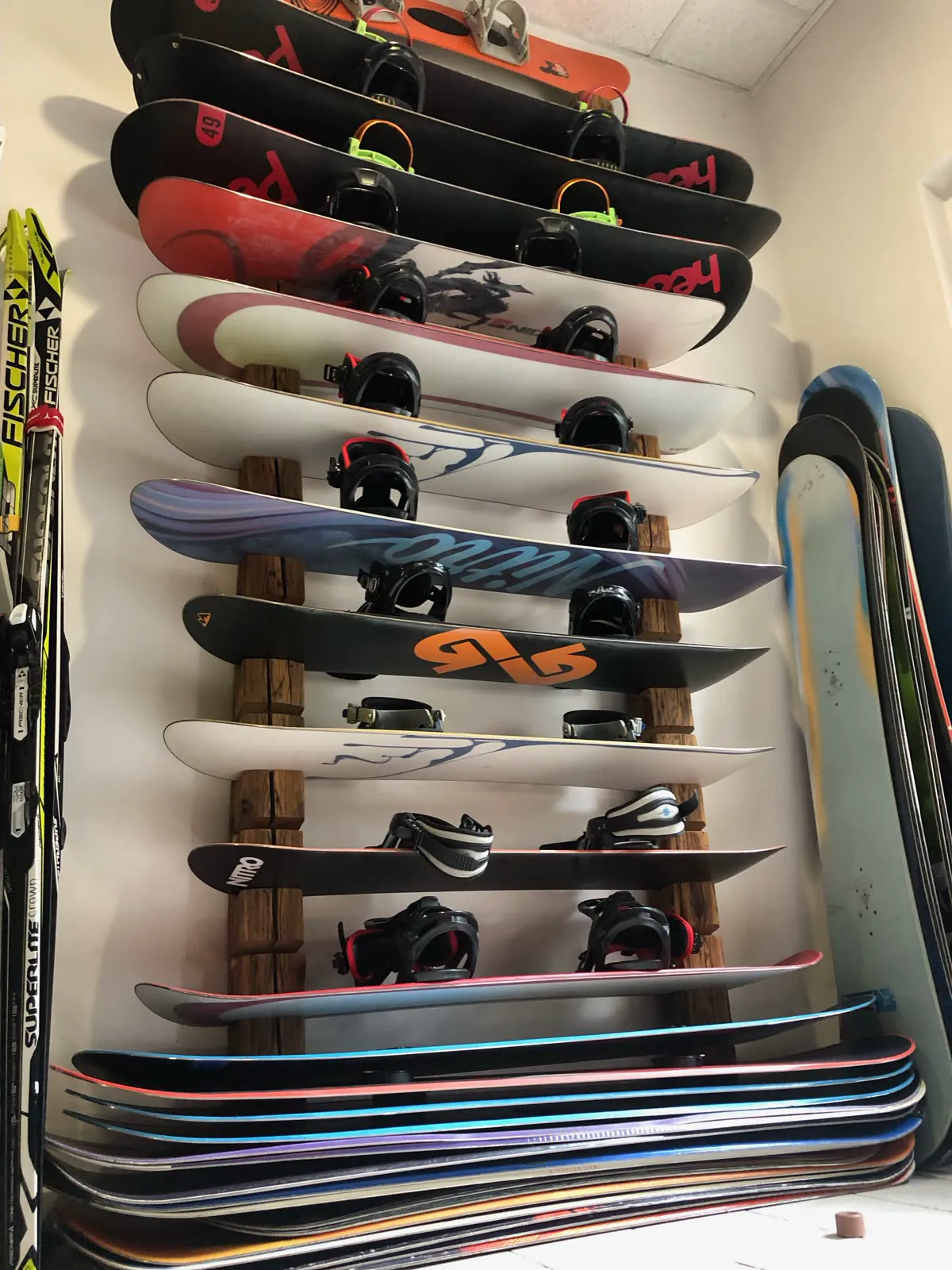 Lyže a snowboardy v půjčovně